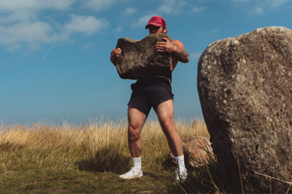 hombre cargando una piedra