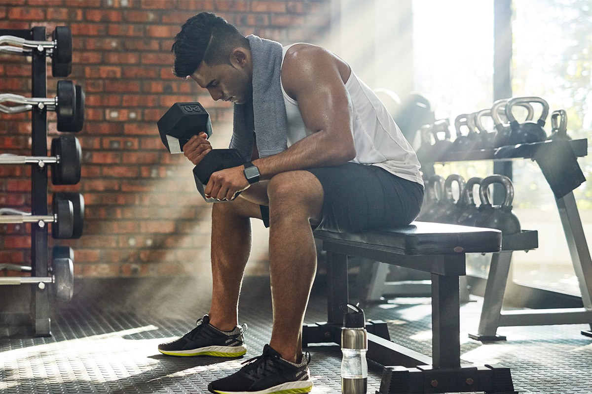 hombre entrenando por la mañana