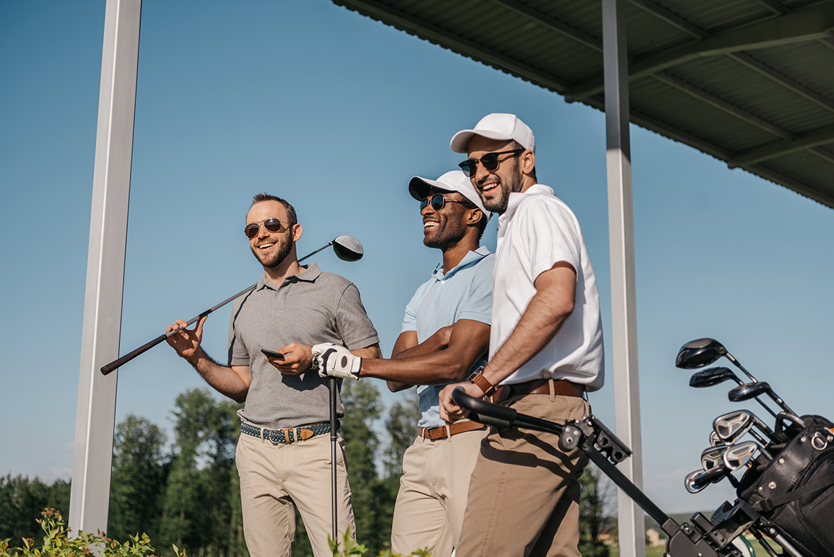 hombres jugando golf