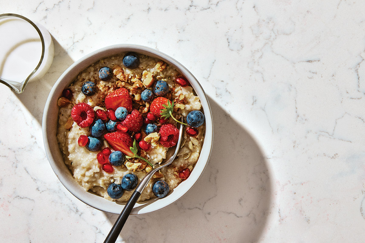 bowl de avena con frutos rojos para después de entrenar