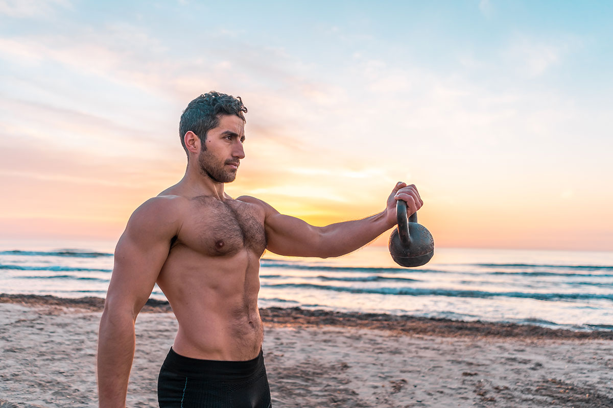 hombre haciendo ejercicio para marcar el abdomen