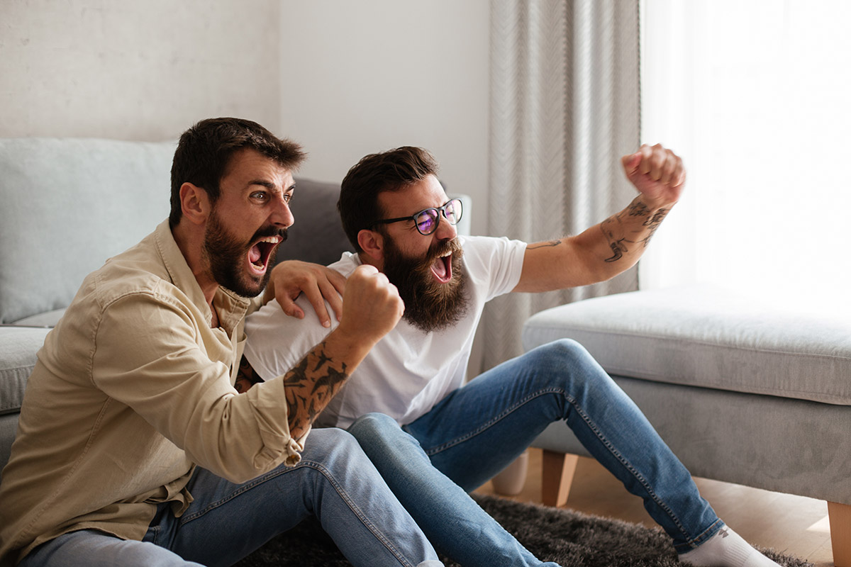 hombres disfrutando del super bowl