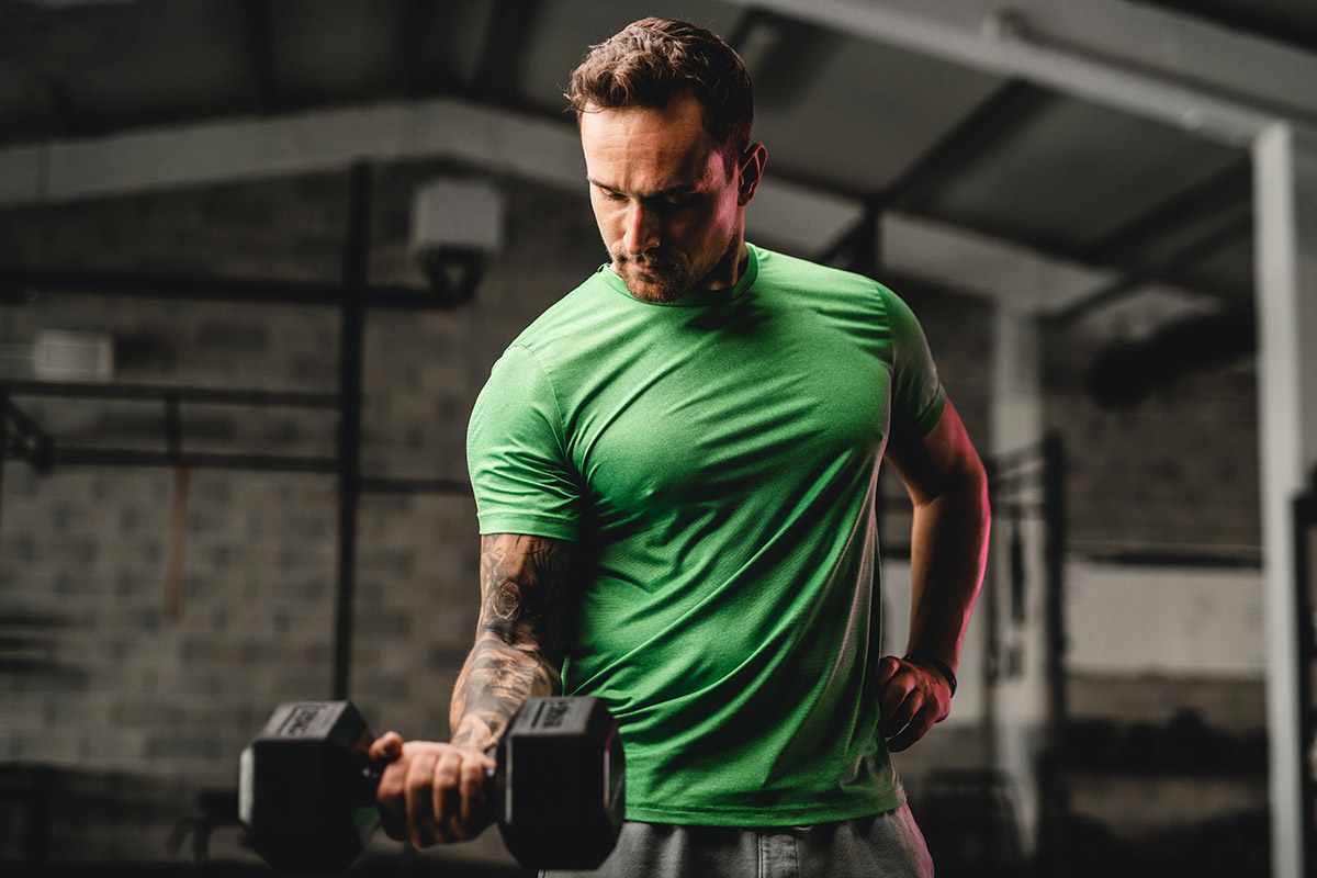 hombre entrenando con la técnica del emparejamiento neuromecánico