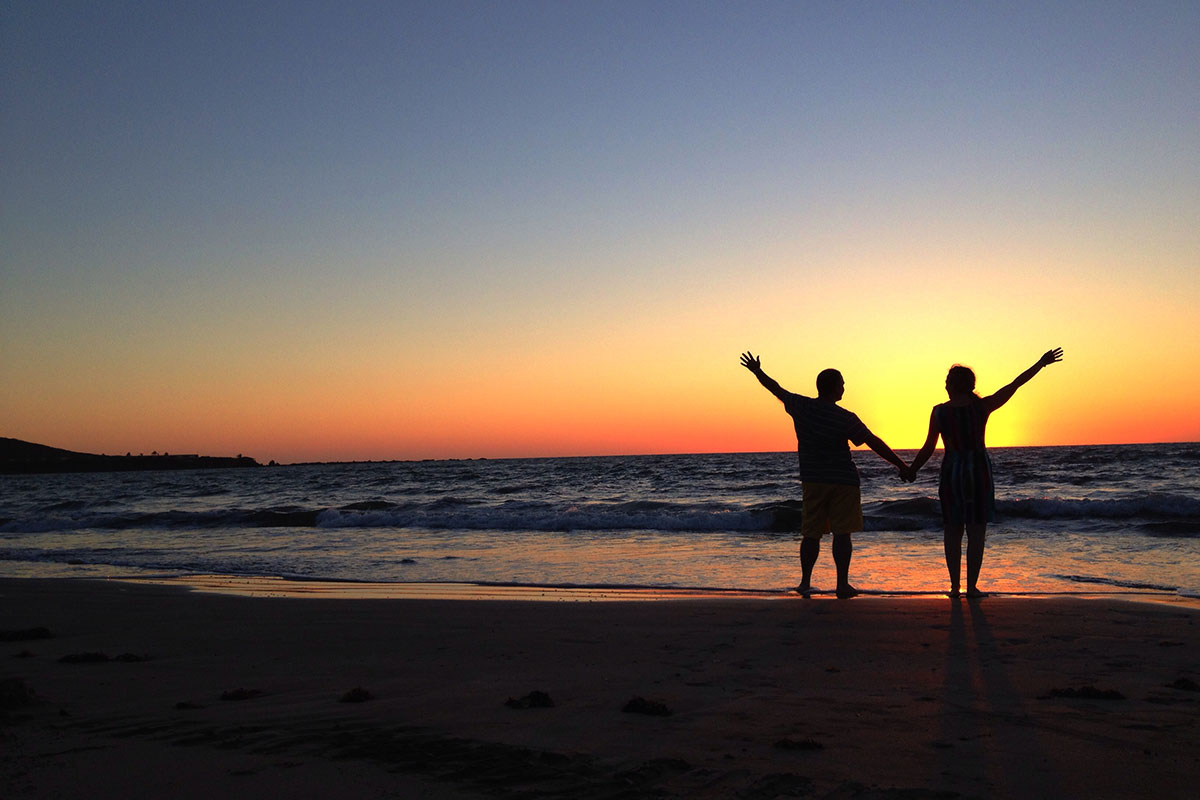 pareja disfrutando de la playa en mazatlán