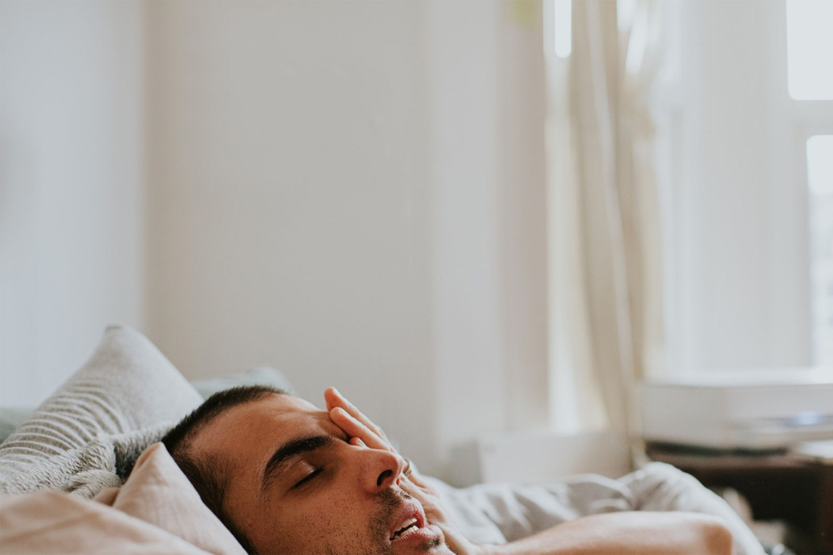 hombre sufriendo de una enfermedad crónica