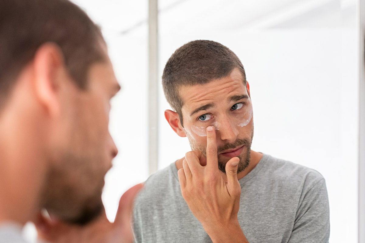 hombre llevando a cabo su rutina de skincare