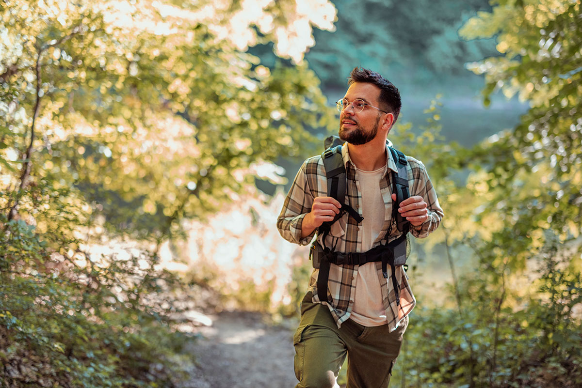 hombre practicando hiking