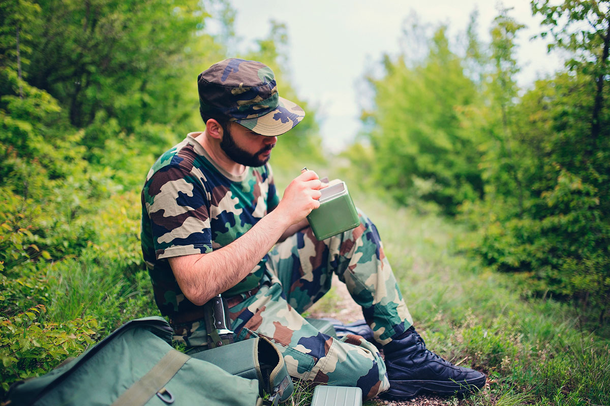 militar sentado comiendo