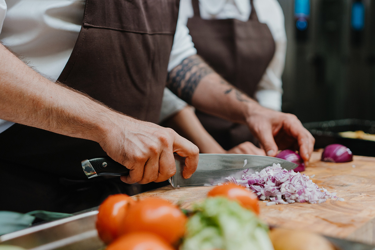 hombre cortando con un cuchillo de cocina