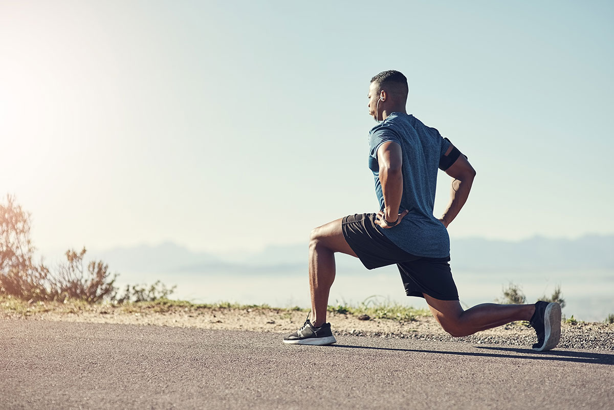 hombre haciendo ejercicios para corredores