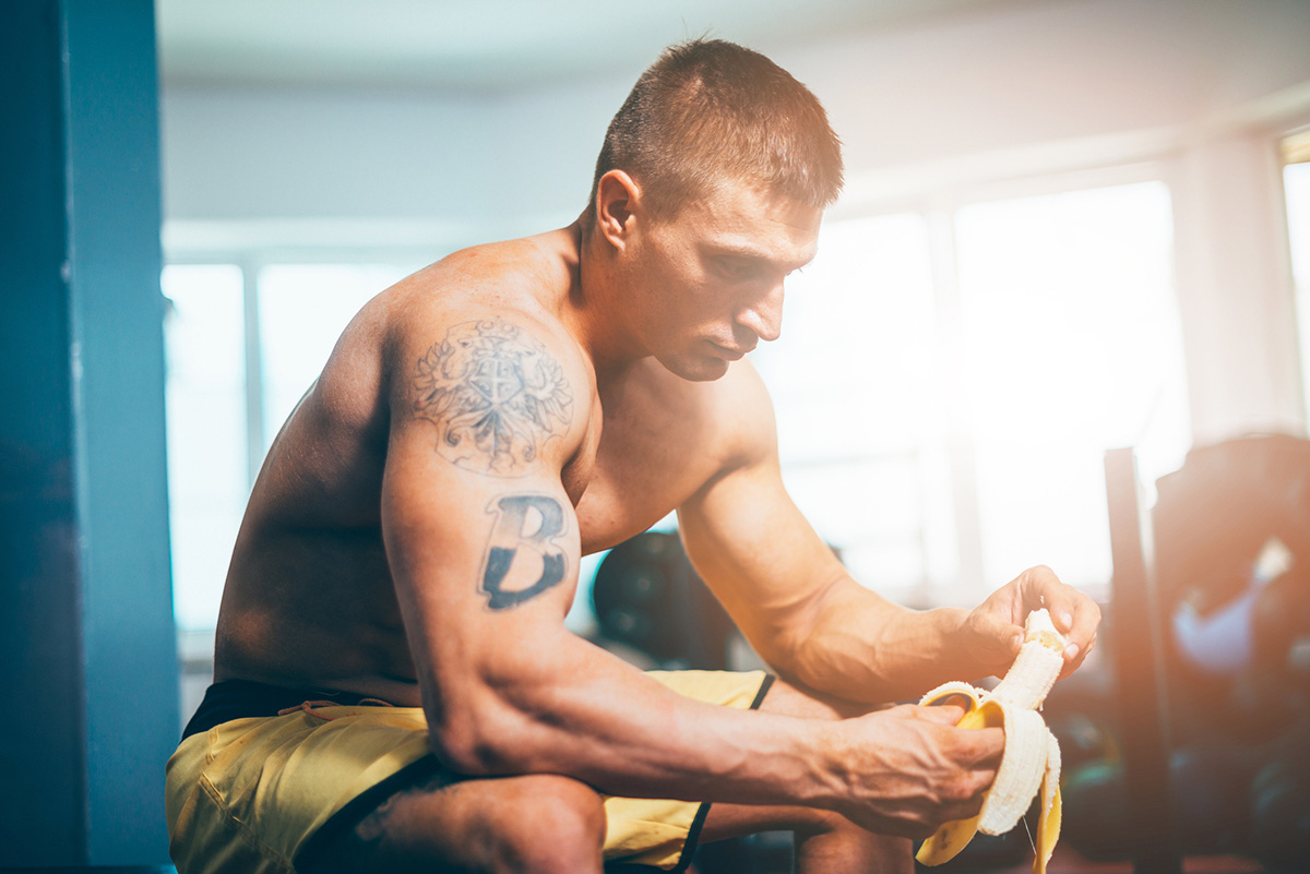 hombre comiendo plátano en el gimnasio