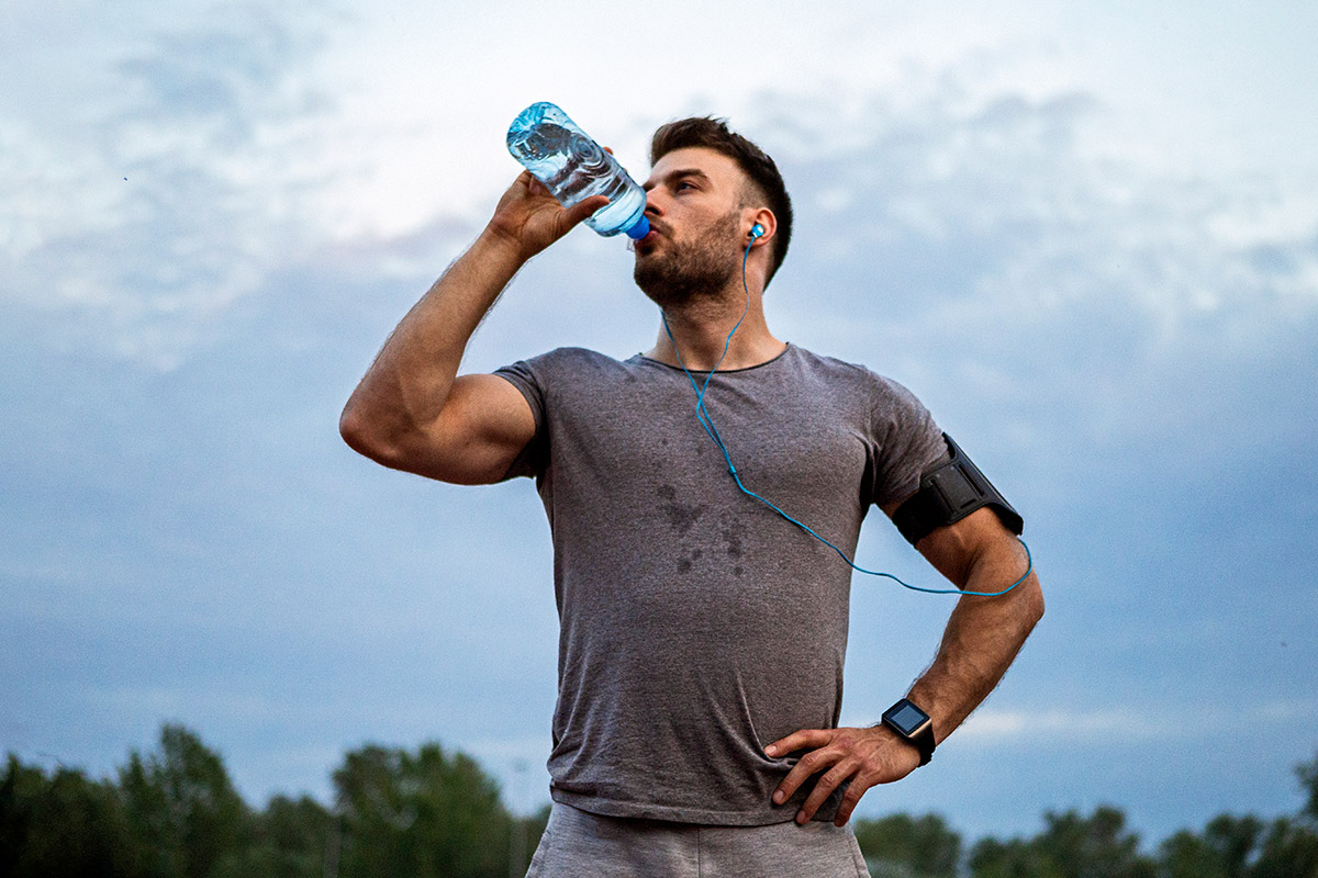 hombre tomando agua