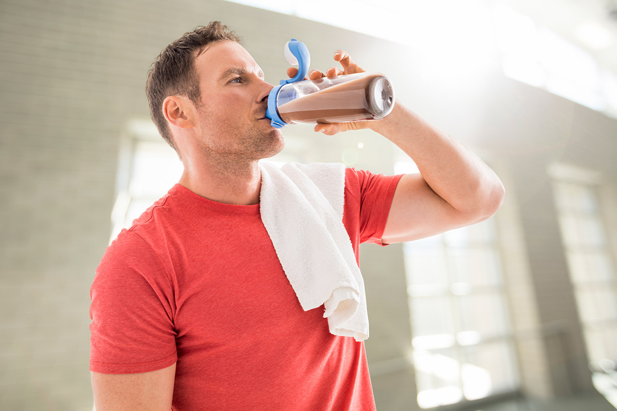 hombre tomando un licuado de proteína