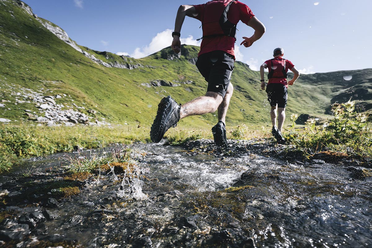 hombres practicando fastpacking