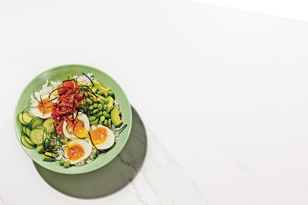 imagen de bol de kimchi con huevo y pepinillos