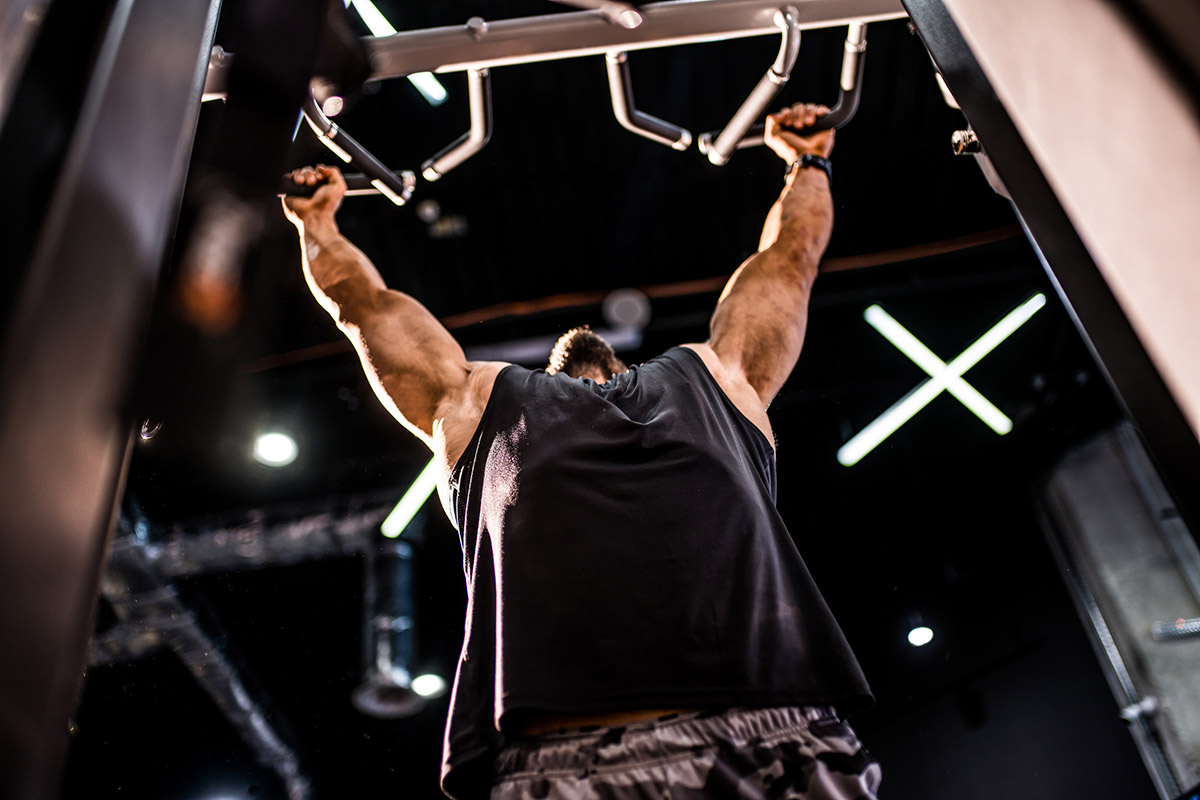 hombre entrenando en el gimnasio