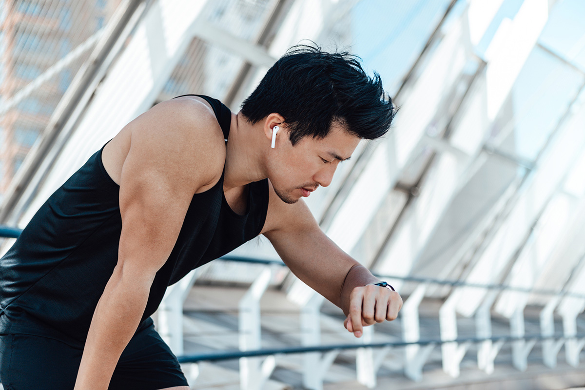 hombre utilizando tecnología para correr en su entrenamiento