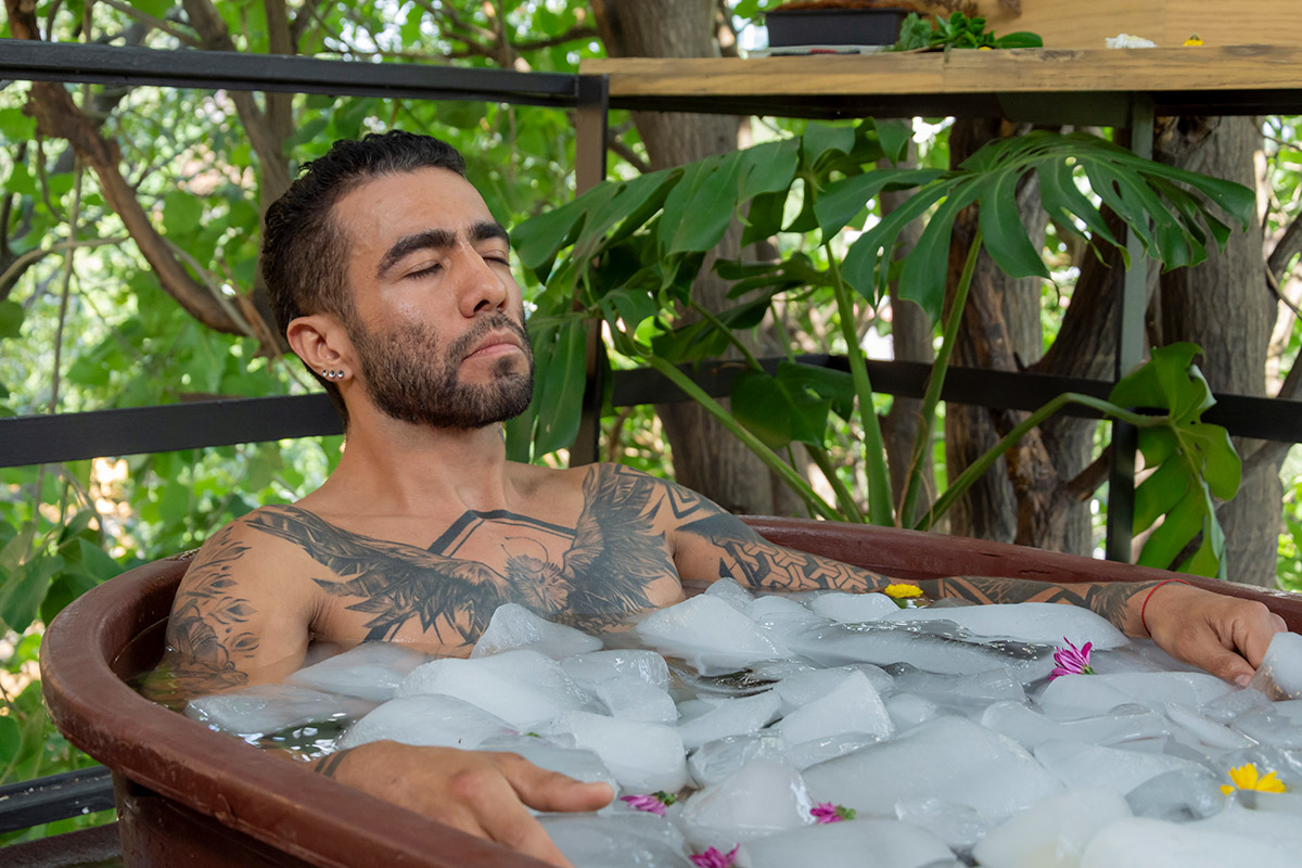 hombre tomando un baño de hielo