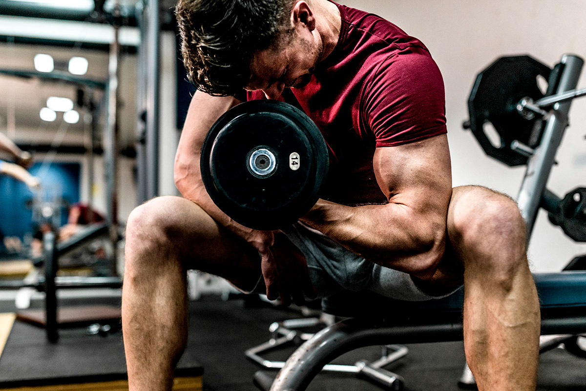 hombre haciendo pesas en el gimnasio