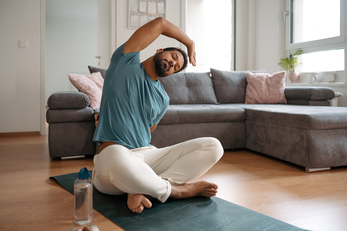 hombre haciendo yoga por la tarde