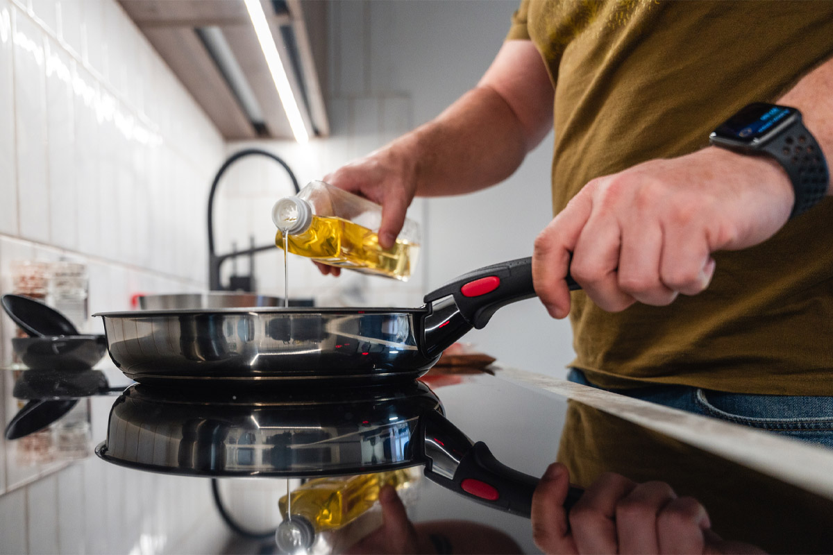hombre cocinando