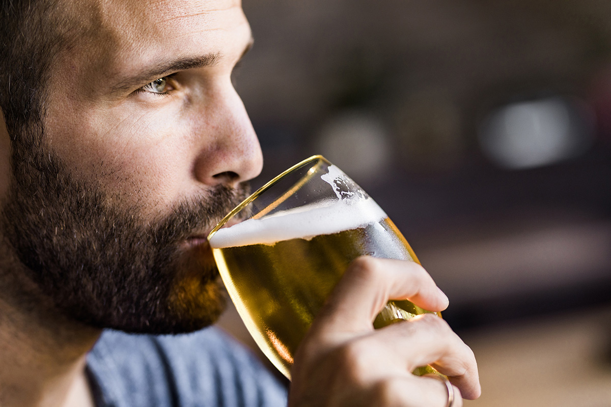 hombre tomando cerveza light