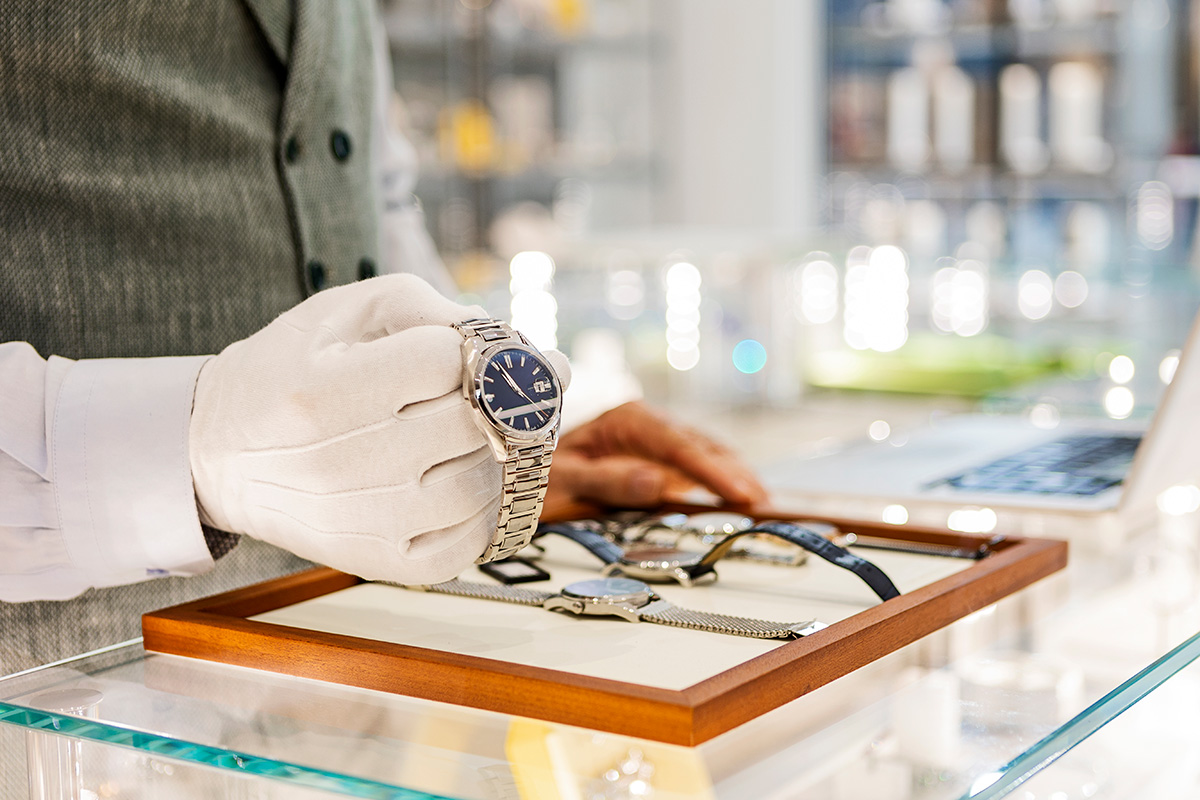 hombre mostrando reloj en joyería