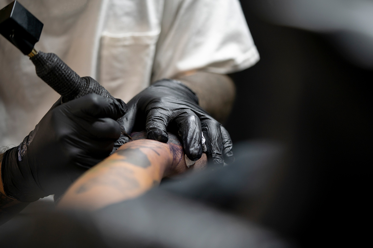 hombre haciendo un tatuaje