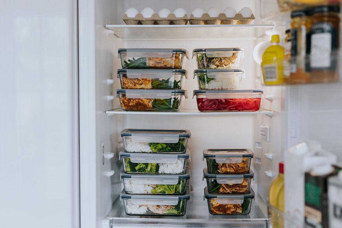 refrigerador con alimentos planeados