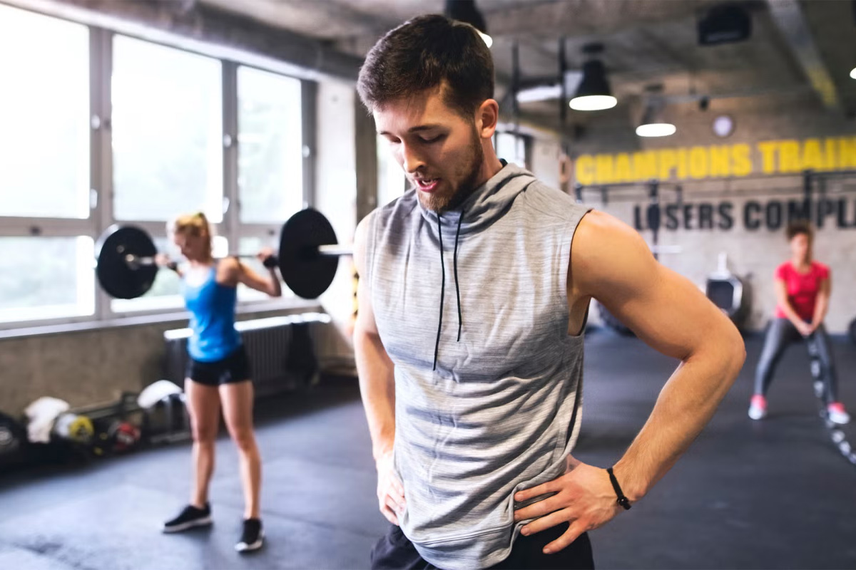 hombre cansado en el gimnasio