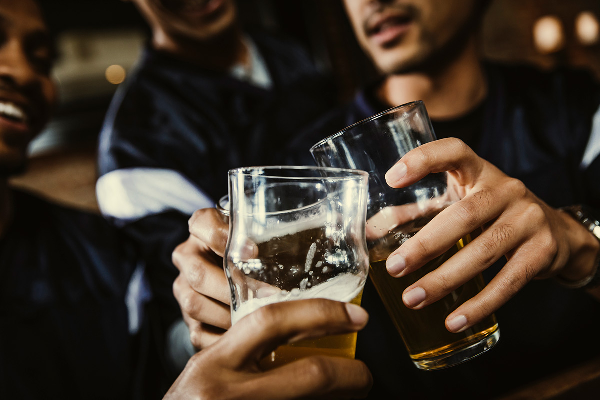 hombres brindando con cerveza