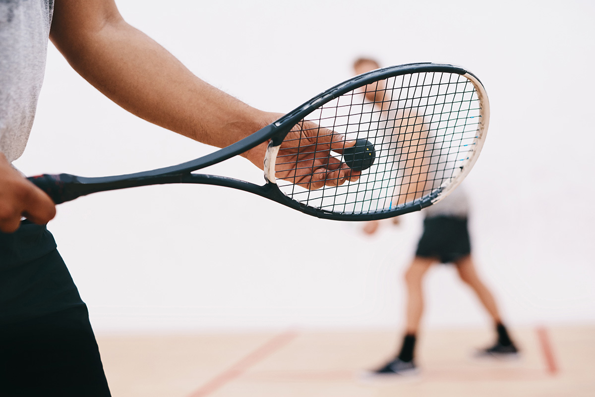 hombres jugando squash