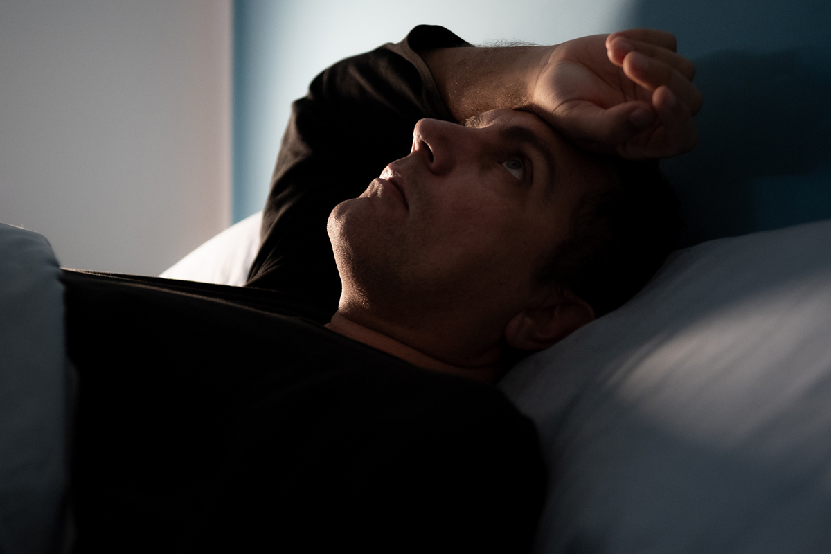 hombre con problemas para dormir