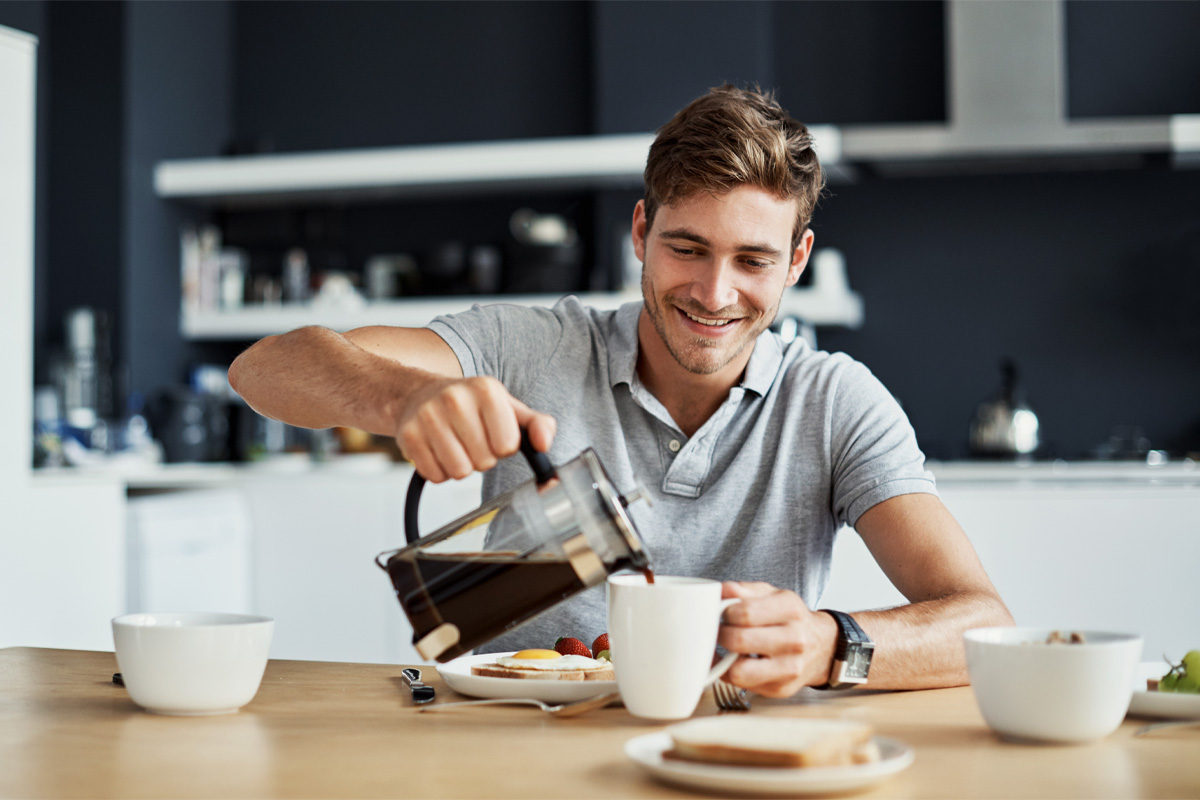 hombre sirviéndose una taza de café