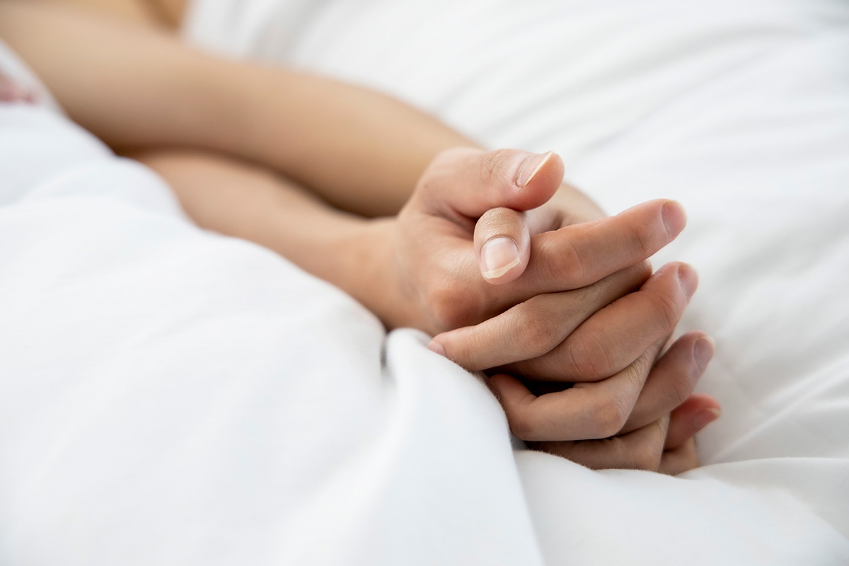 hombre y mujer tomándose de la mano