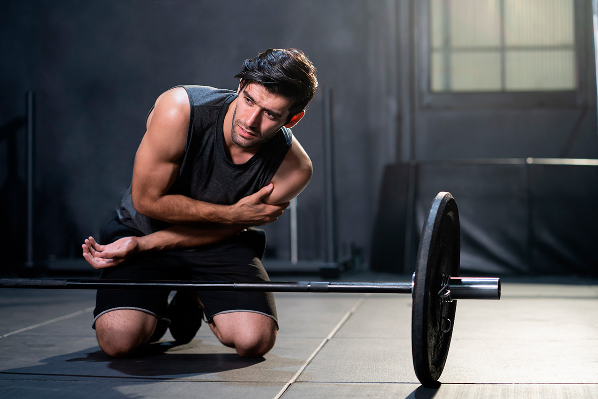 hombre con dolor muscular