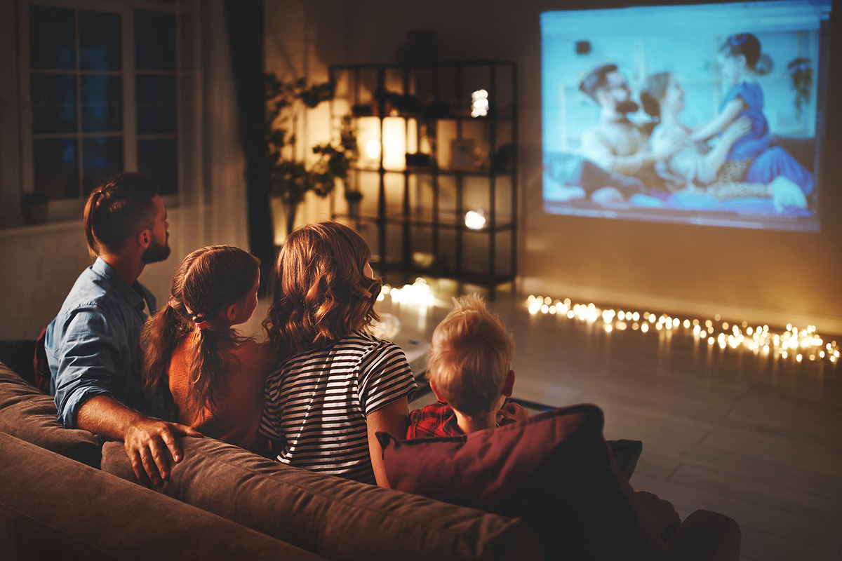 familia viendo una película en un proyector