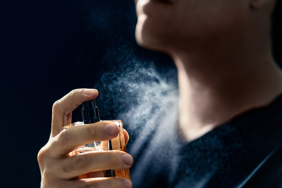 hombre utilizando un perfume con feromonas
