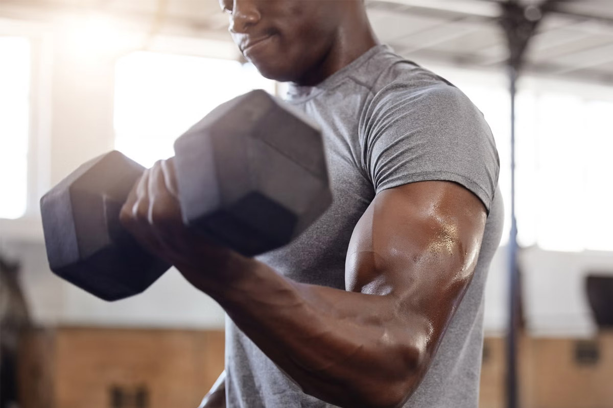 hombre entrenando en un gimnasio