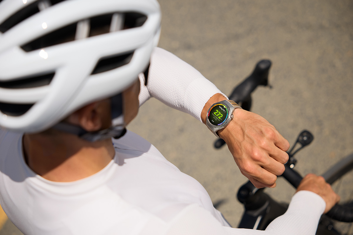 hombre usando el nuevo huawei watch gt 6 pro