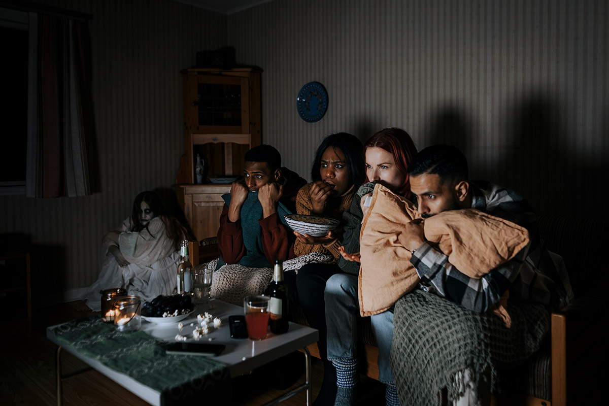 gente viendo una película de terror
