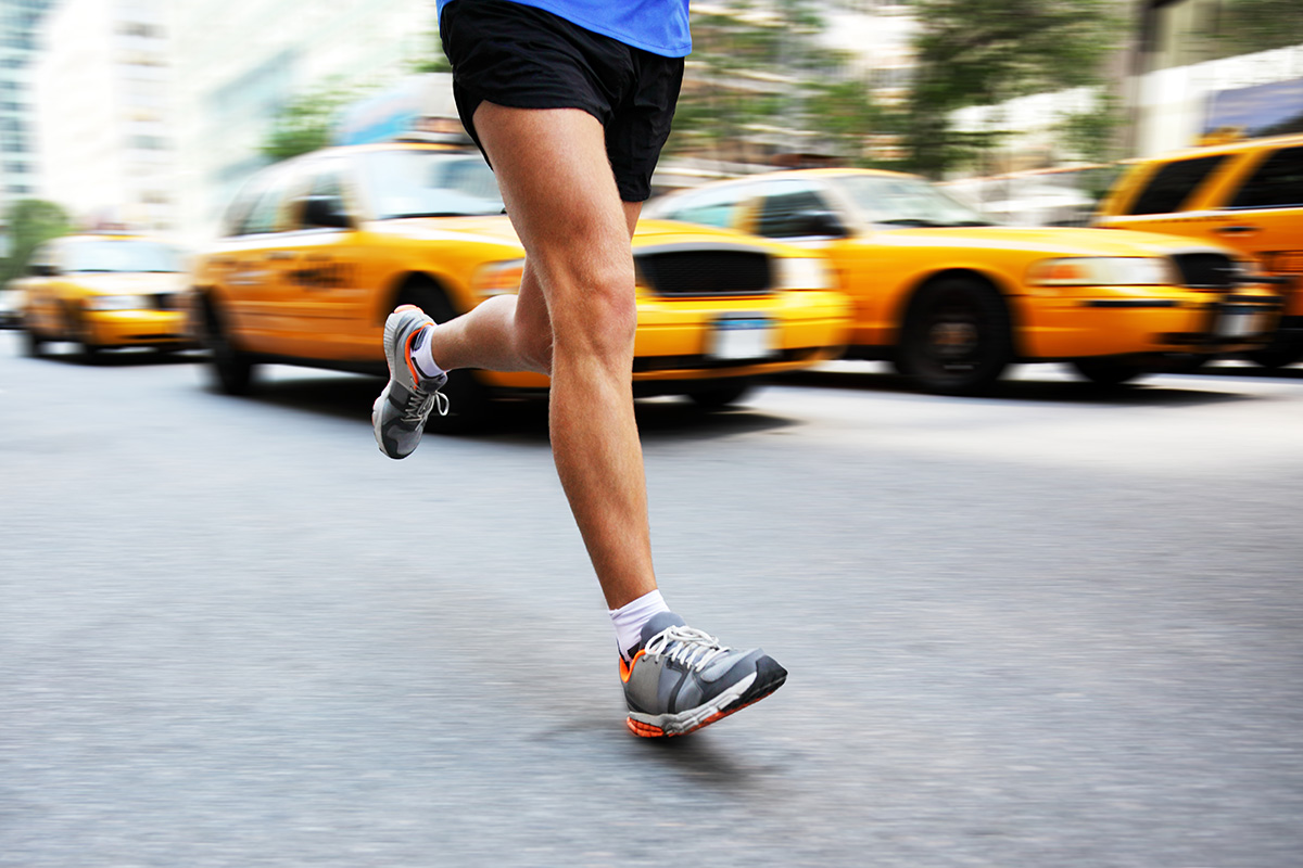 hombre corriendo en la ciudad