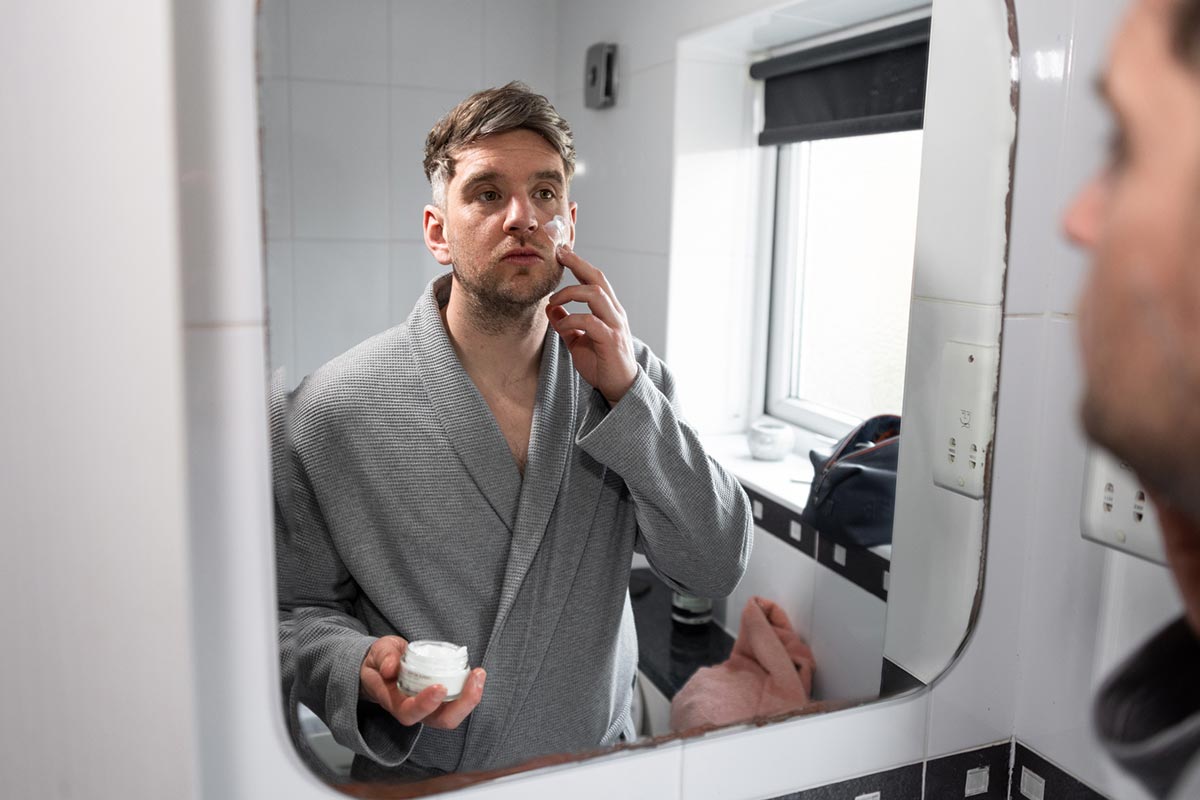 hombre realizando su rutina de skincare
