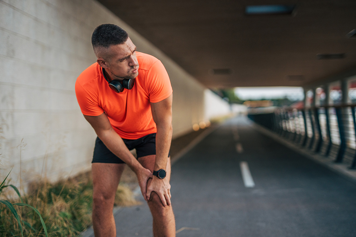 corredor con dolor de rodilla