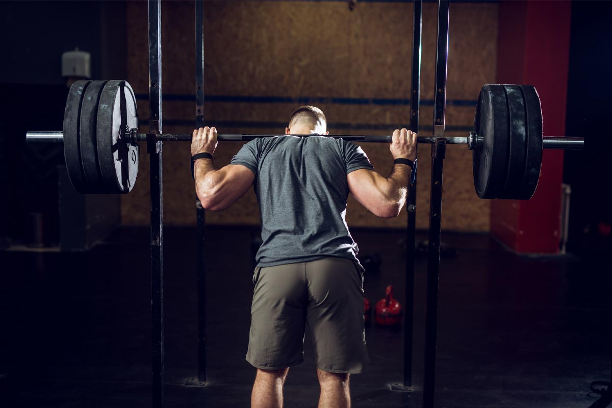 hombre practicando sentadillas