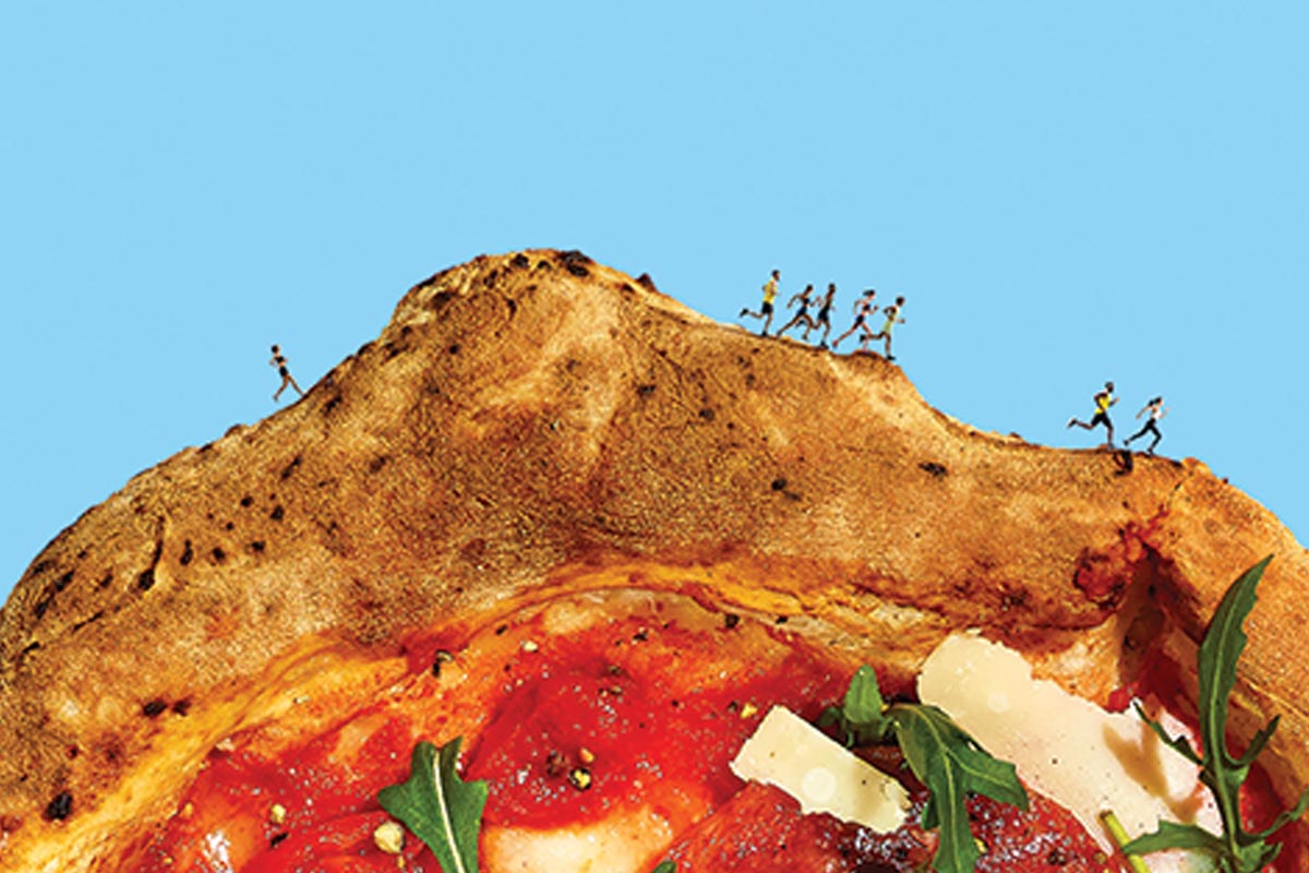 ilustración de gente corriendo en la orilla de una pizza