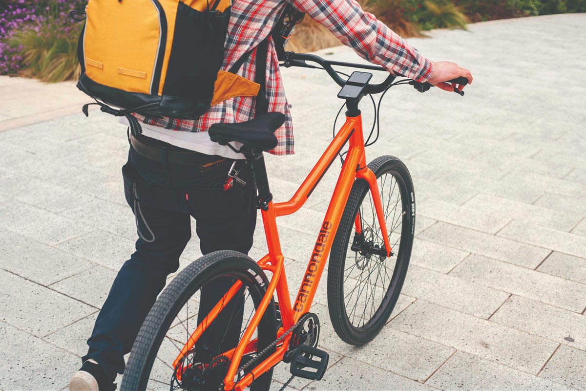 hombre empujando su bicicleta