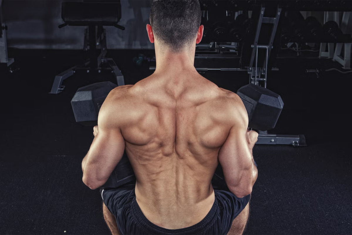 hombre entrenando espalda