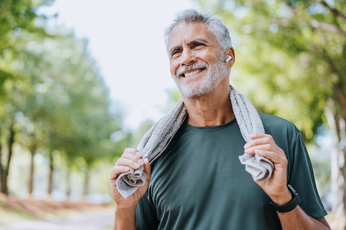hombre viejo haciendo ejercicio