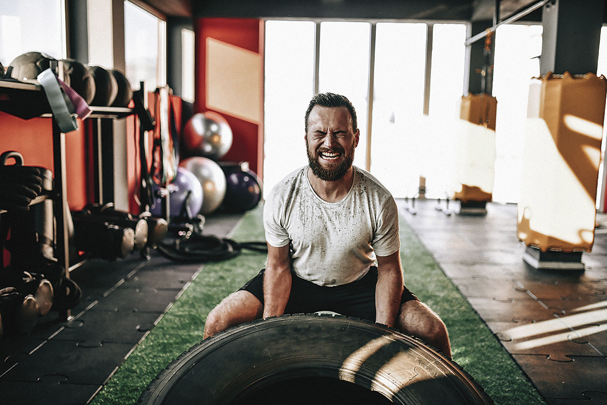 hombre esforzándose en el gimnasio